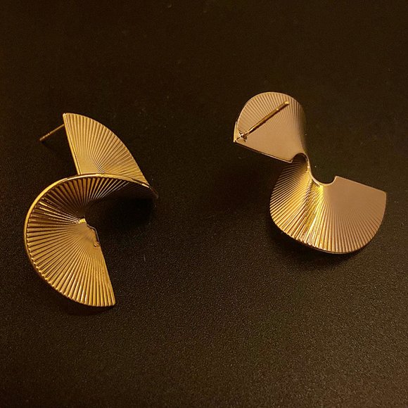 Gold and silver metal spiral fan-shaped earrings - Picture 9 of 12